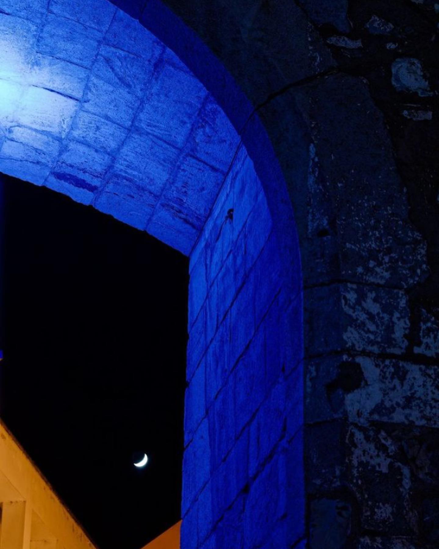 Lighting mock-ups in Tavira. Filamento was commissioned to design new lighting for the Roman Bridge, in the beautiful city of Tavira. #lightingdesign #publiclighting #algarvearchitecture #womeninlightingdesign Photography by Gonçalo Soares